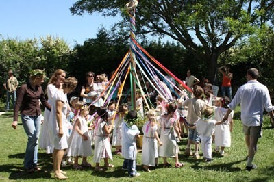 La fiesta de Beltaine, en Bretaña, celebra la renovación de la naturaleza con los niños.