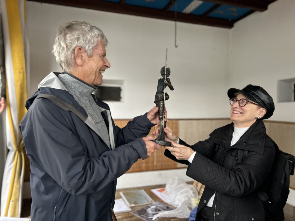 La autora entregando una imagen del Quijote al nieto de Jung en Bollingen